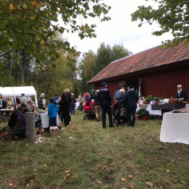 marknadsplatsen med besökare